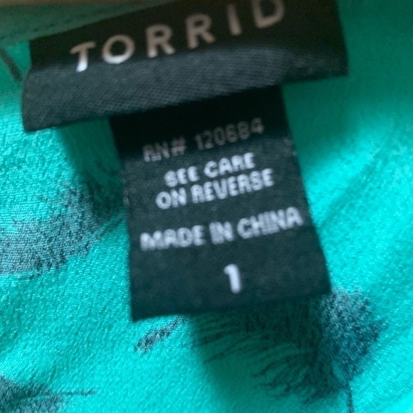 TORRID FEATHER PRINT RUFFLE BLOUSE Size 1X - Picture 6 of 6